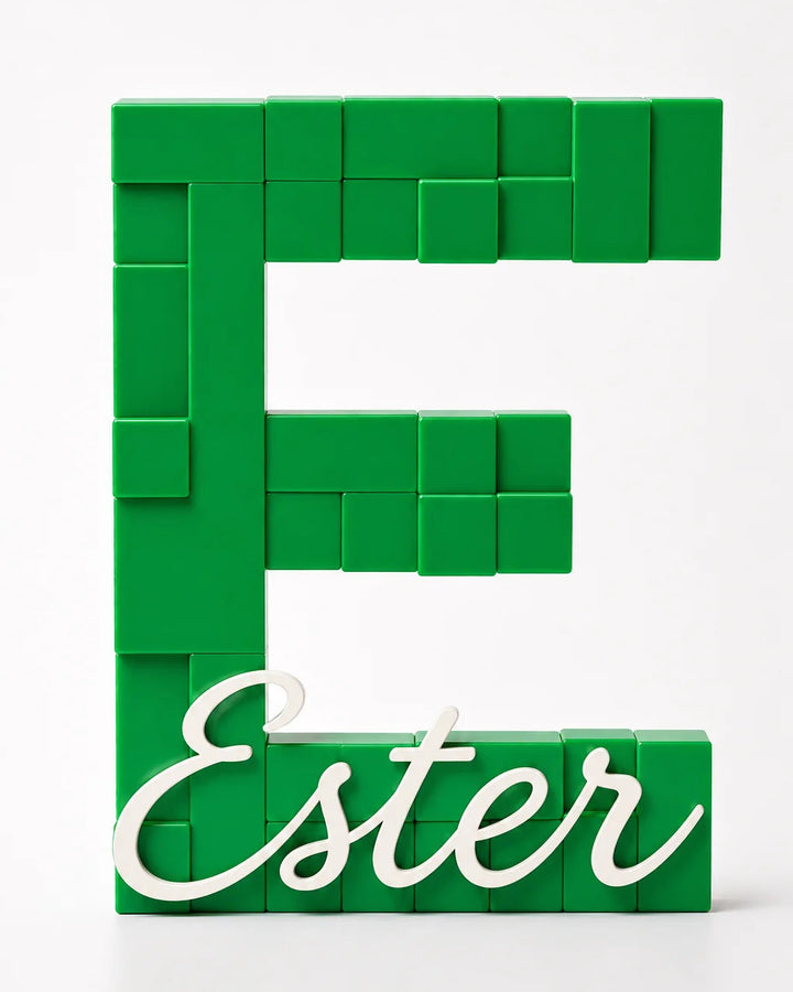 Letra E personalizada 3D de bloques pixel en verde hierba con el nombre Ester en caligrafía