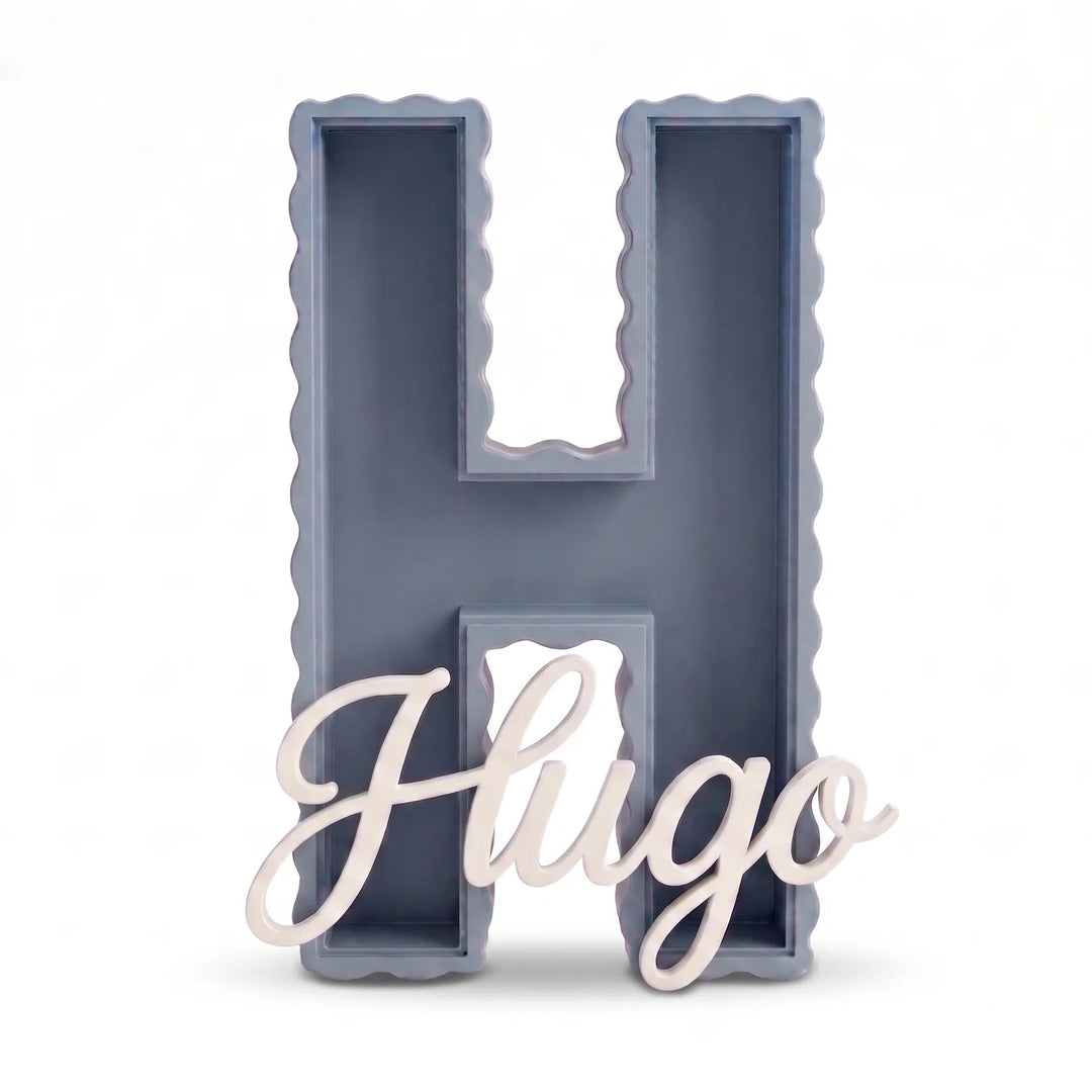 Letra H personalizada 3D con contorno en ondas e interior rebajado y el nombre Hugo delante