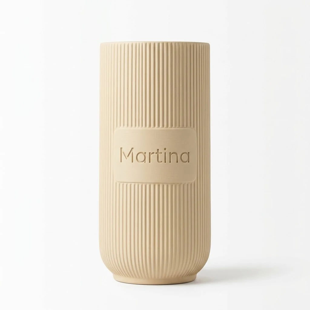 Jarrón Kura con Nombre: cilindro acanalado color crema con el nombre Martina grabado en una cartela lisa