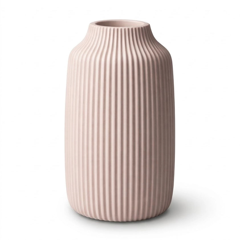 Jarrón cilíndrico de diseño vertical con relieve estriado rosa empolvado para decoración de interiores minimalista y profesional.