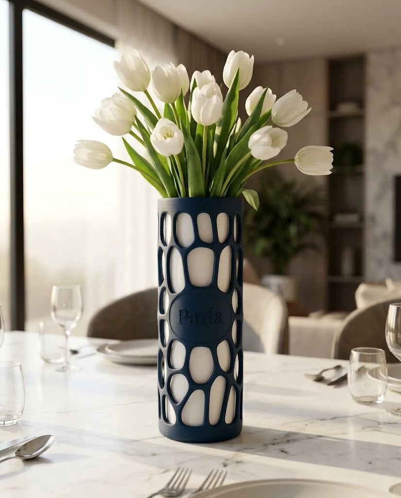 Jarrón Voronoi Celda con Nombre navy con tulipanes blancos sobre mesa de mármol, con sombras del patrón calado