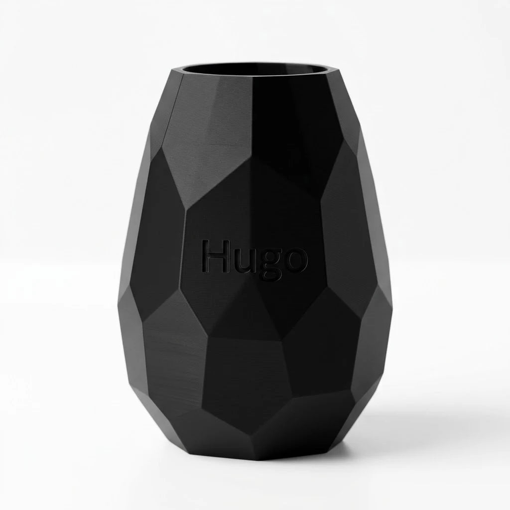 Jarrón Voronoi Faceta con Nombre: jarrón negro de facetas geométricas con el nombre Hugo grabado en la cara frontal