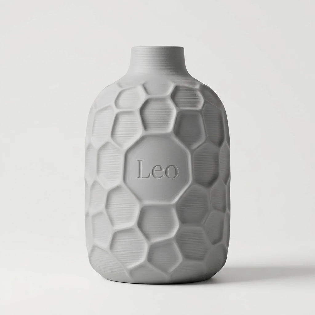Jarrón Voronoi Relieve con Nombre en color gris claro