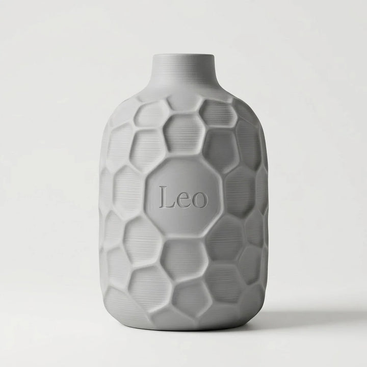 Jarrón Voronoi Relieve con Nombre en color gris claro