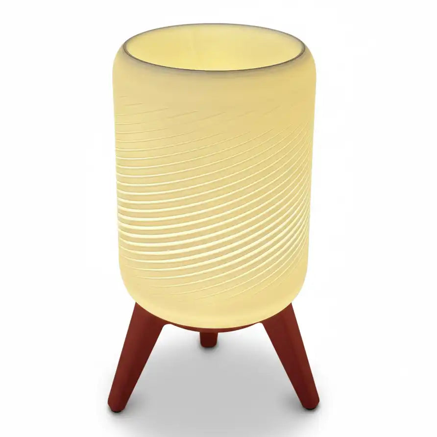 Lámpara de mesa con base trípode y pantalla cilíndrica de efecto espiral. Luz cálida difusa ideal para dormitorios y salones. Diseño contemporáneo y funcional.