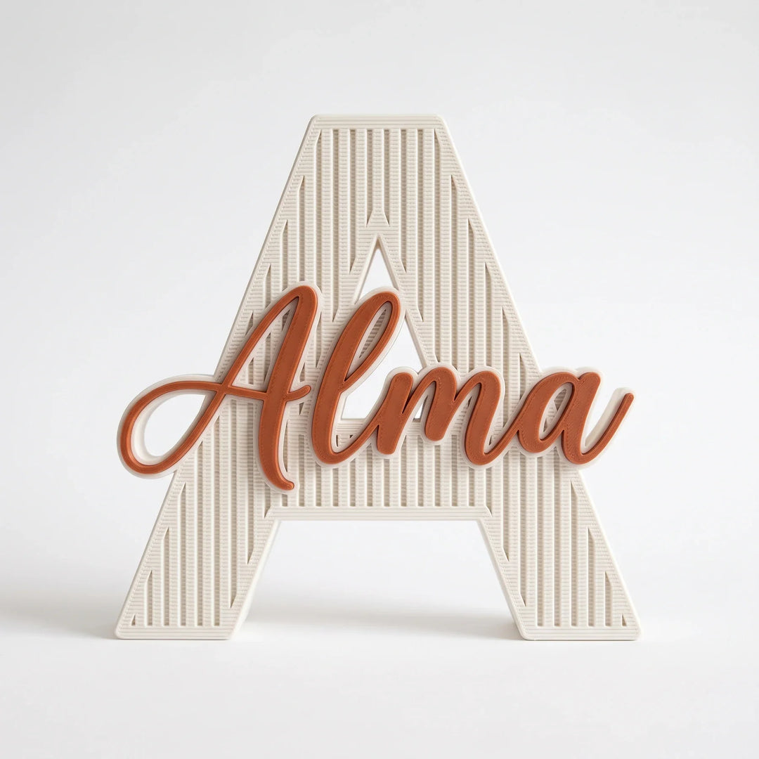 Letra A personalizada Acanalada con el nombre Alma en relieve, sobre fondo blanco
