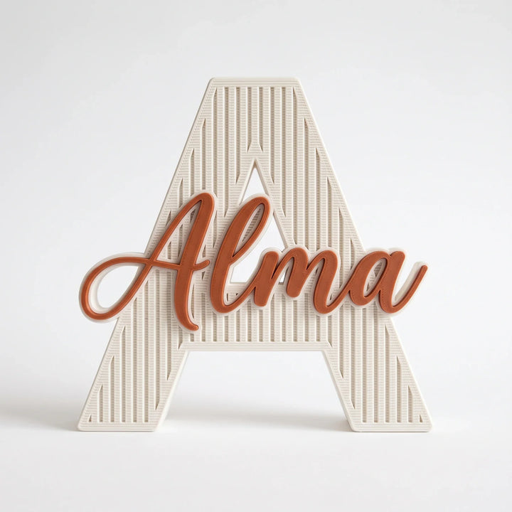 Letra A personalizada Acanalada con el nombre Alma en relieve, sobre fondo blanco