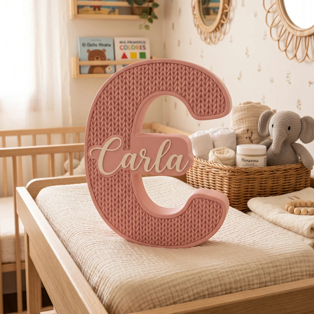 Letra C personalizada Punto de Lana con el nombre Carla en relieve en una habitación de bebé