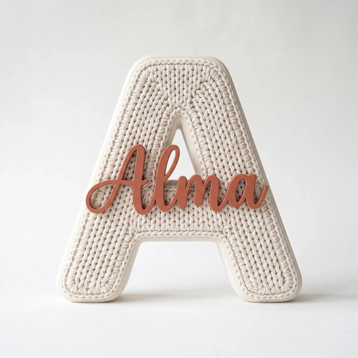 Letra A personalizada Punto de Lana con el nombre Alma en relieve, sobre fondo blanco