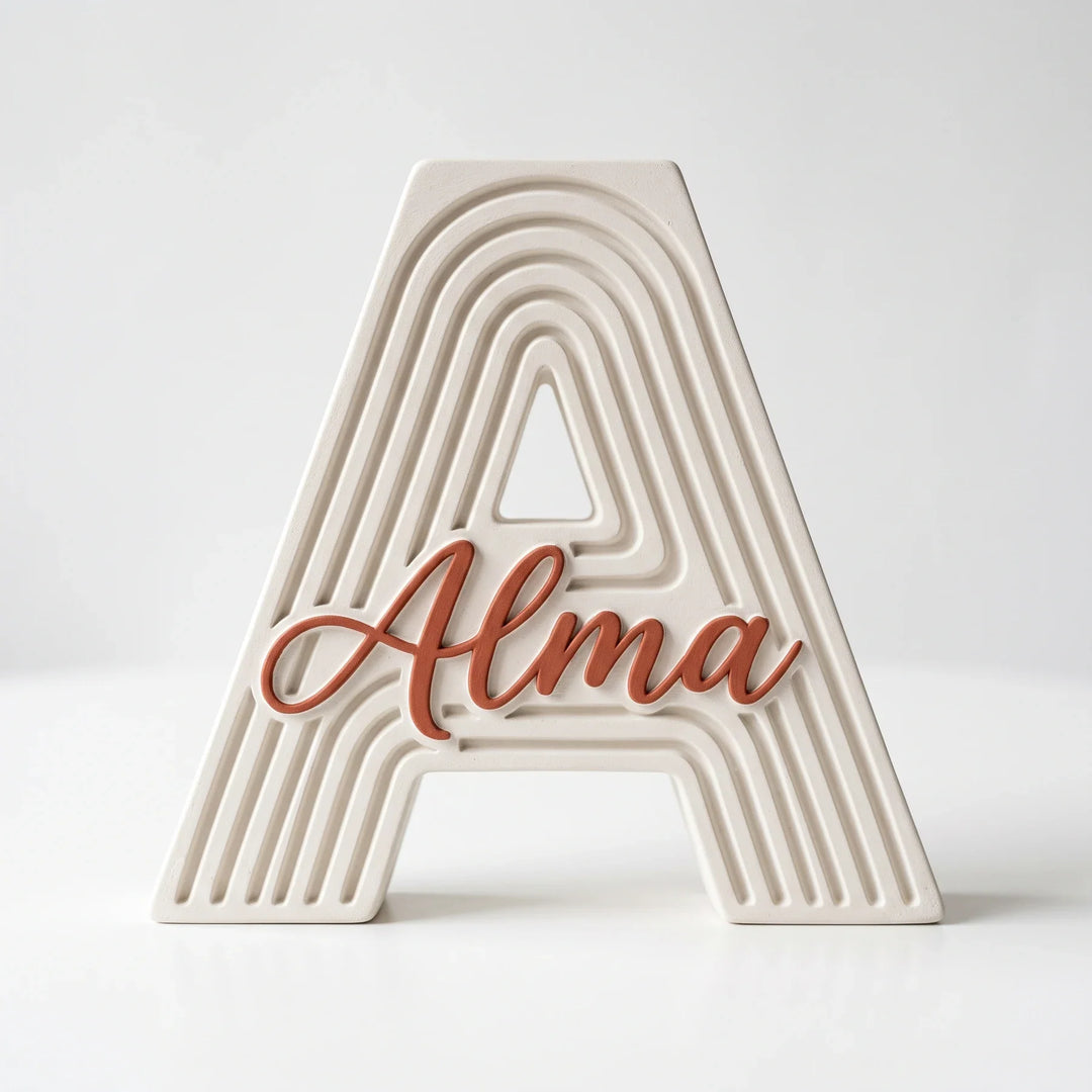Letra A personalizada Arcoíris con el nombre Alma en relieve, sobre fondo blanco