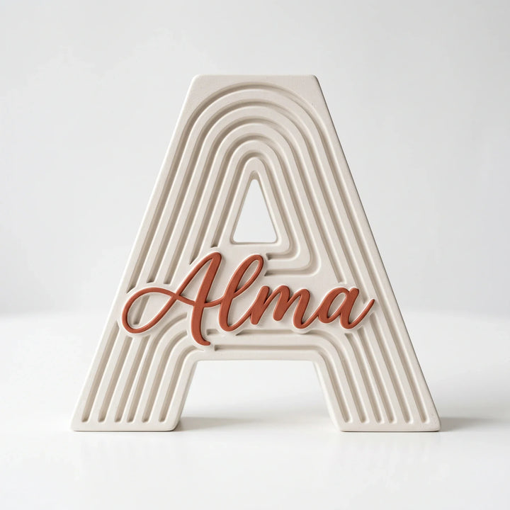 Letra A personalizada Arcoíris con el nombre Alma en relieve, sobre fondo blanco