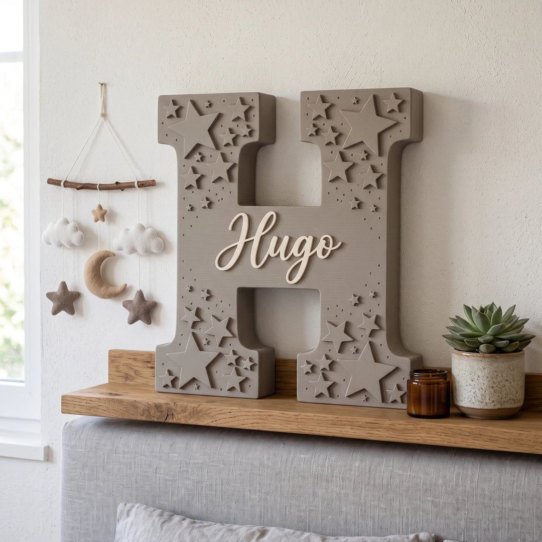 Letra H personalizada Estrellas con el nombre Hugo en relieve sobre un cabecero