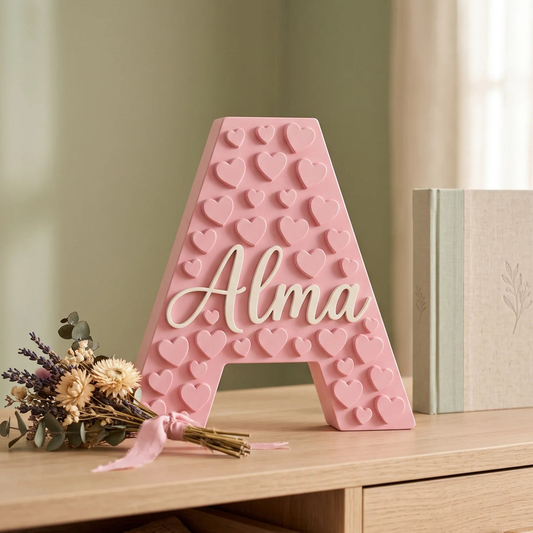Letra A personalizada Corazones en rosa sobre una cómoda con flores secas
