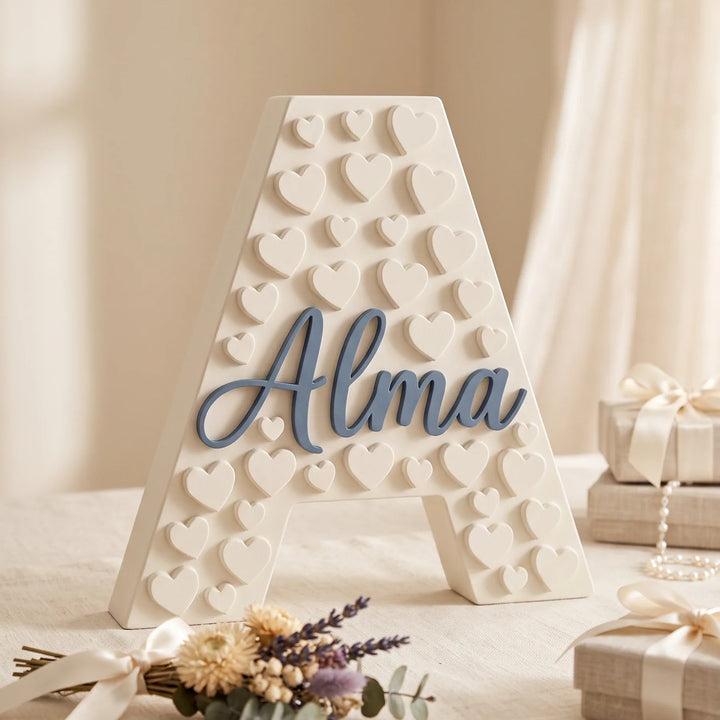Letra A personalizada Corazones en una mesa de regalos de bautizo