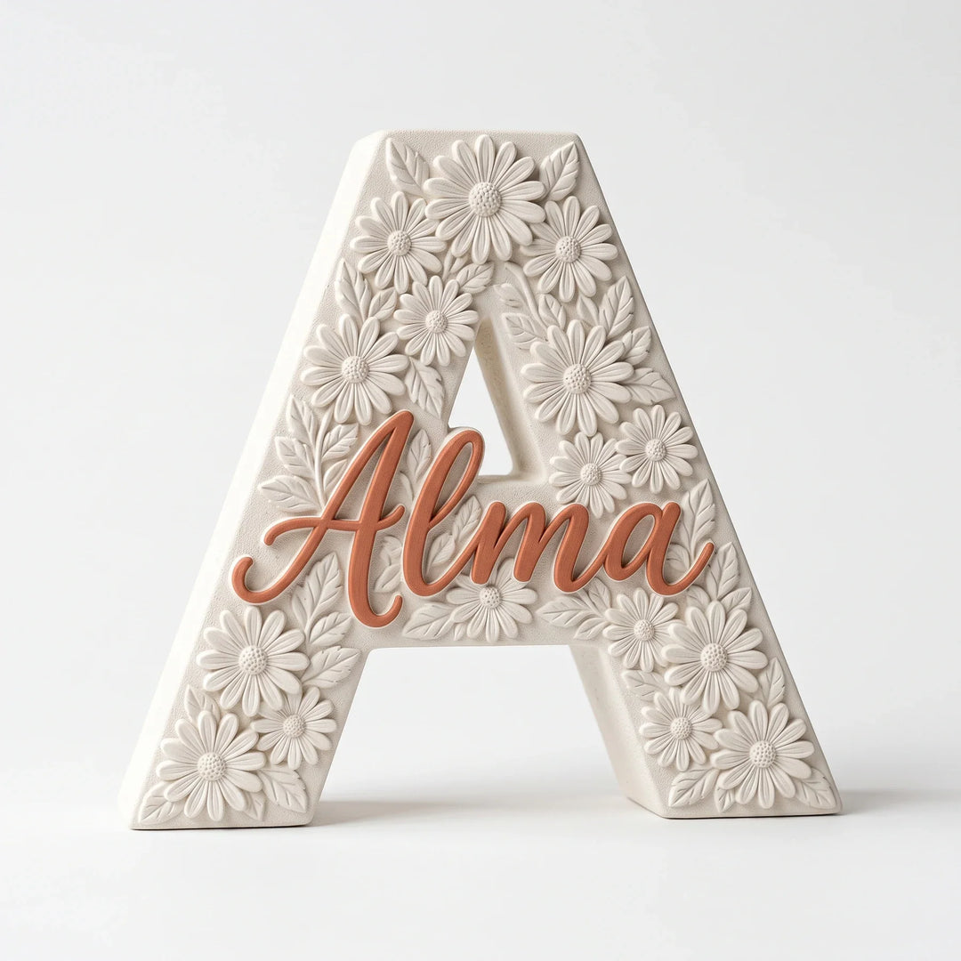Letra A personalizada Margaritas con el nombre Alma en relieve, sobre fondo blanco