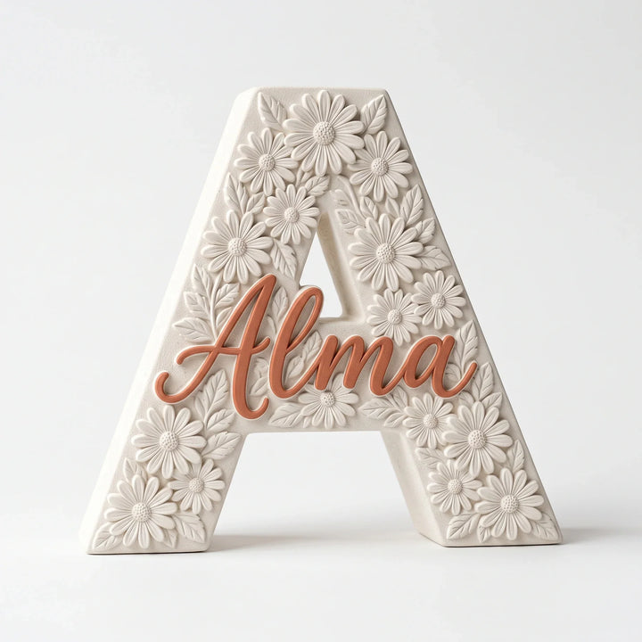 Letra A personalizada Margaritas con el nombre Alma en relieve, sobre fondo blanco