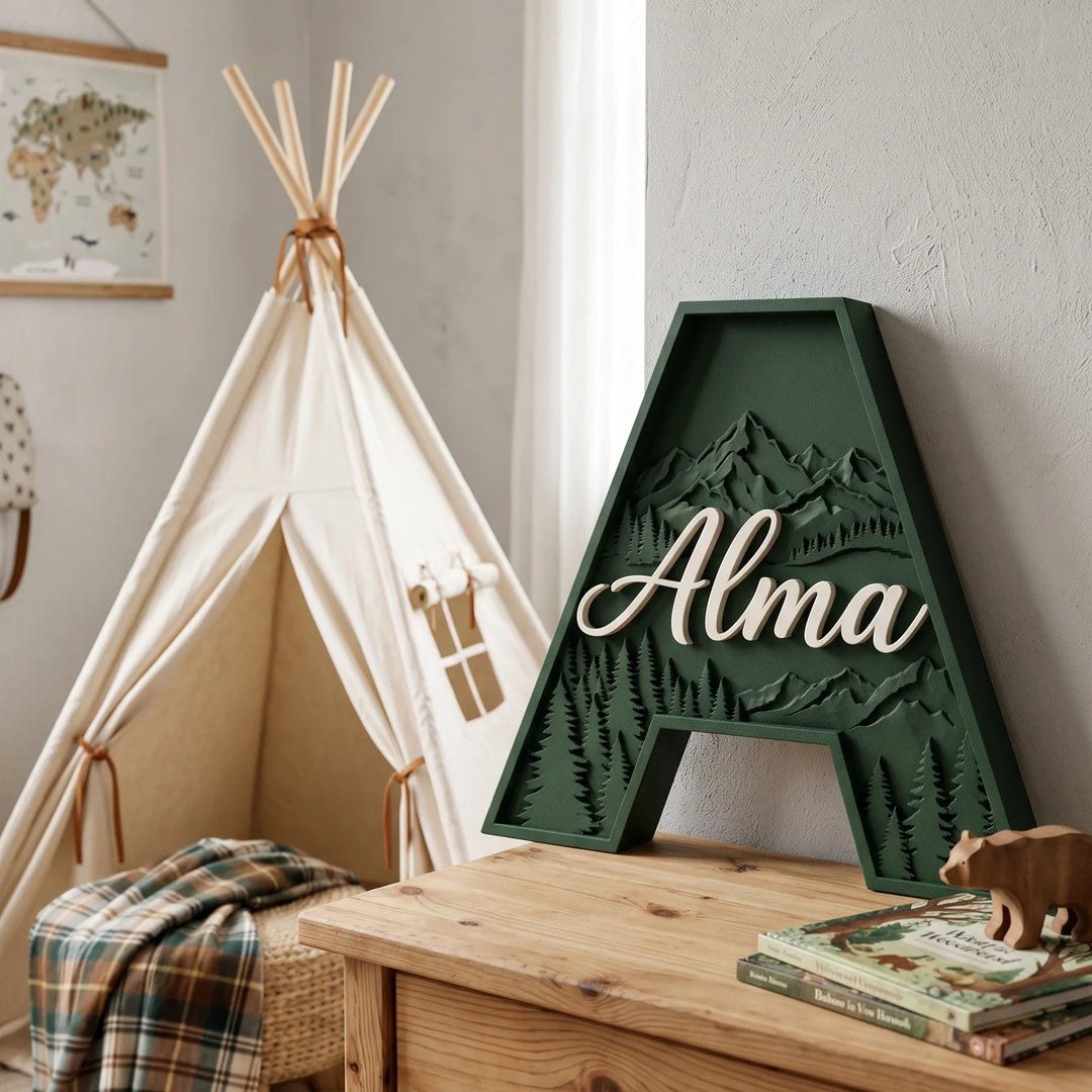 Letra A personalizada Bosque en verde oscuro en una habitación infantil con tipi