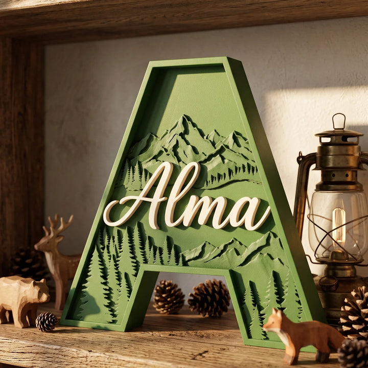 Letra A personalizada Bosque en una balda con animales de madera y piñas