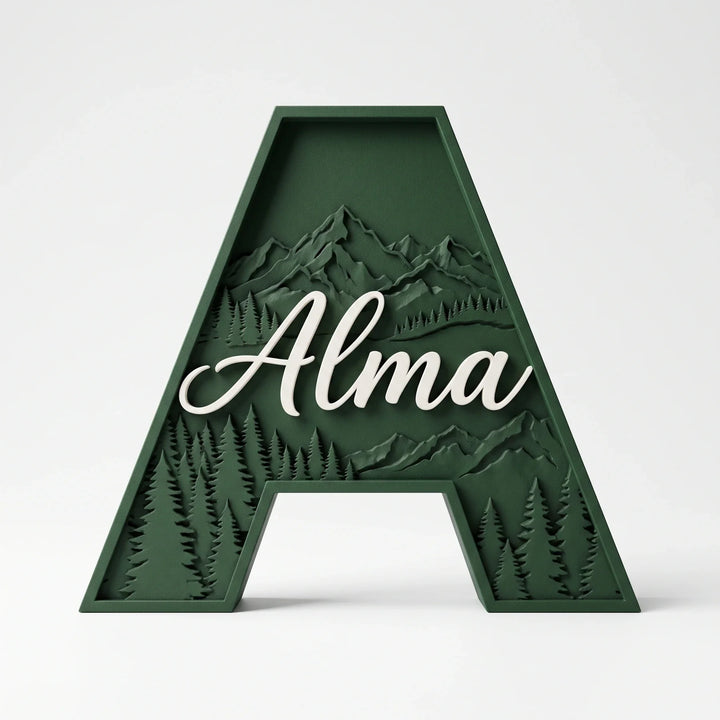 Letra A personalizada Bosque con el nombre Alma en relieve, sobre fondo blanco