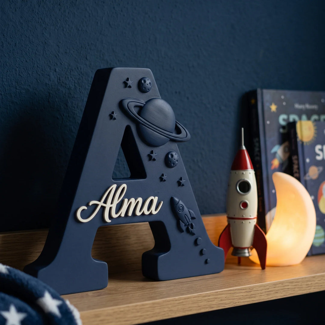 Letra A personalizada Espacio en azul marino en una habitación con maqueta de cohete