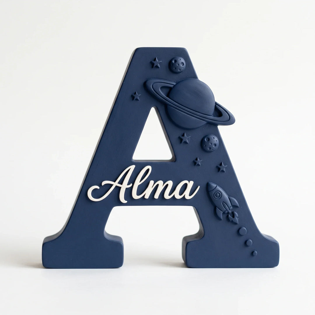Letra A personalizada Espacio con el nombre Alma en relieve, sobre fondo blanco