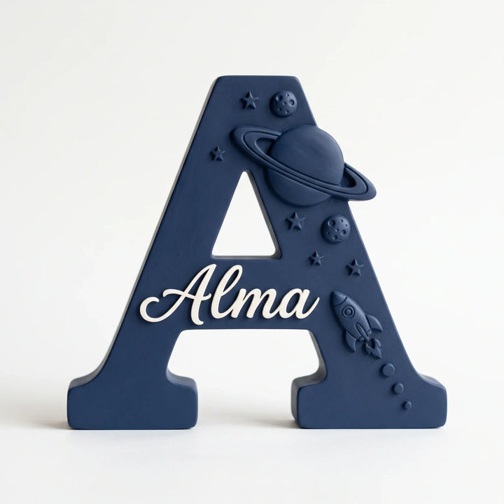 Letra A personalizada Espacio con el nombre Alma en relieve, sobre fondo blanco