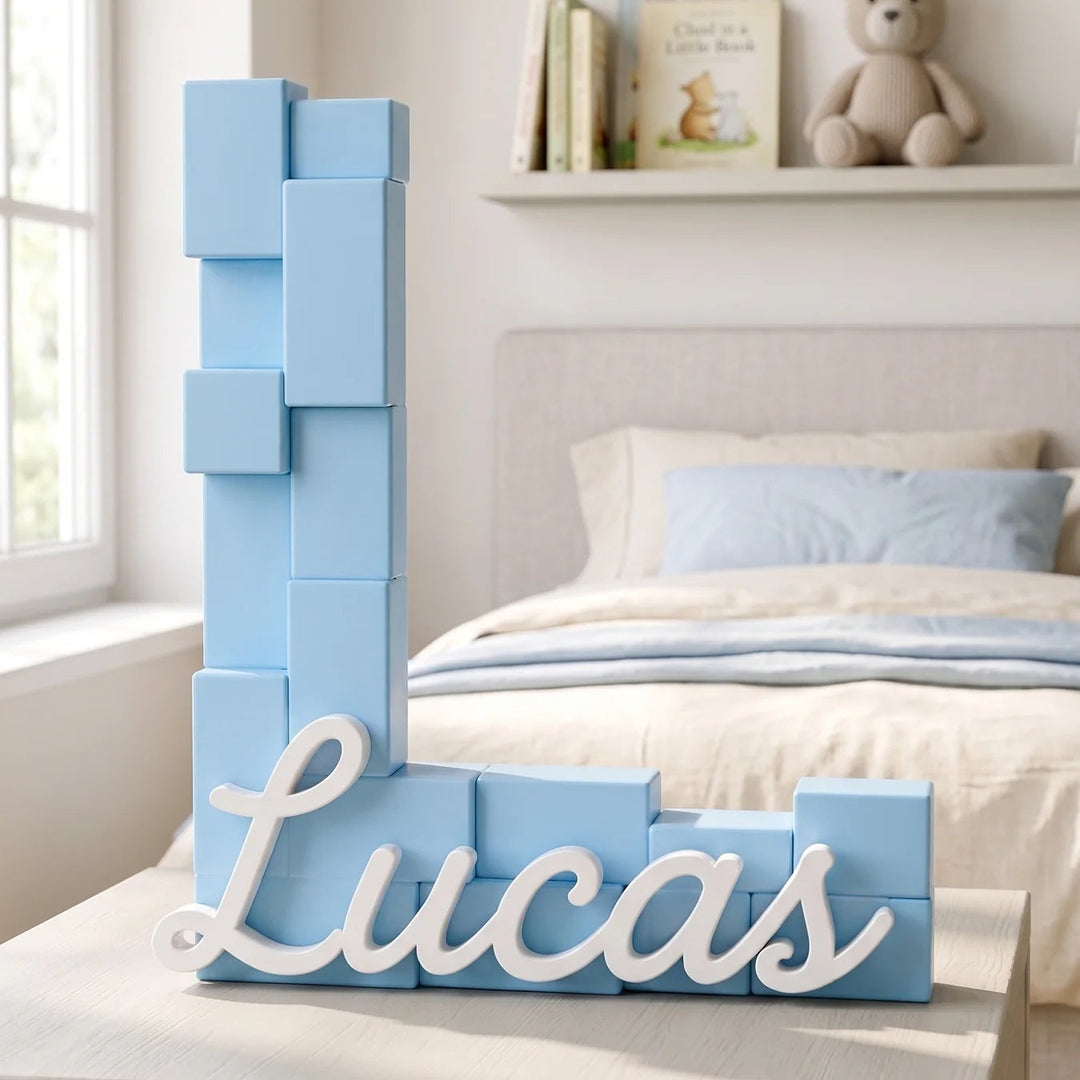 Letra L pixel azul con el nombre Lucas sobre una cómoda de madera en un dormitorio infantil