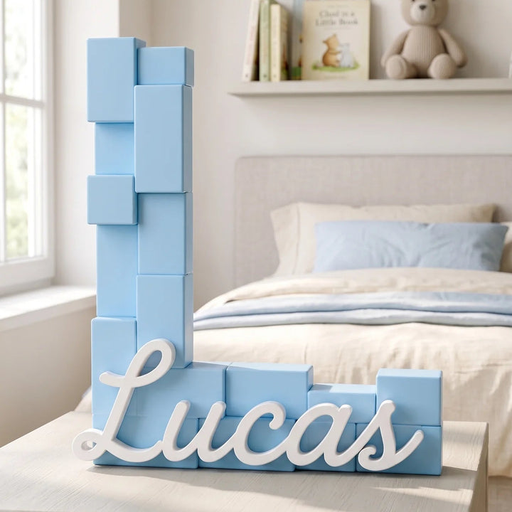 Letra L pixel azul con el nombre Lucas sobre una cómoda de madera en un dormitorio infantil