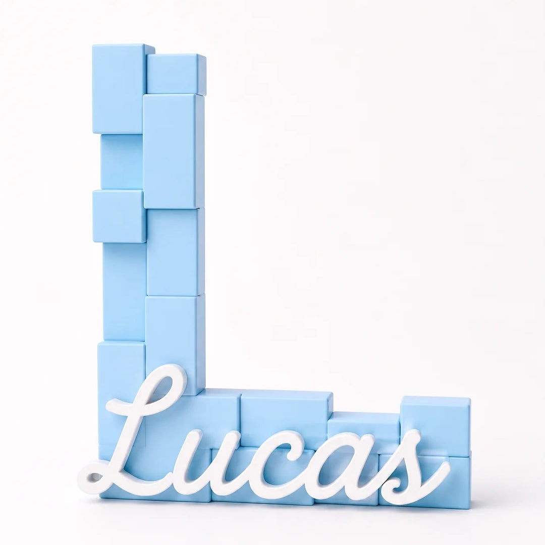 Letra L personalizada 3D de bloques pixel en azul cielo con el nombre Lucas en caligrafía