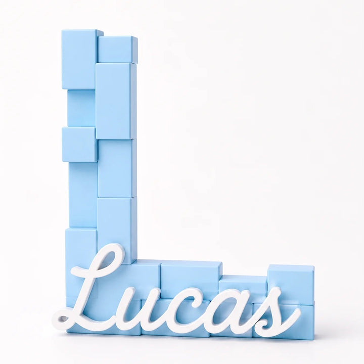 Letra L personalizada 3D de bloques pixel en azul cielo con el nombre Lucas en caligrafía