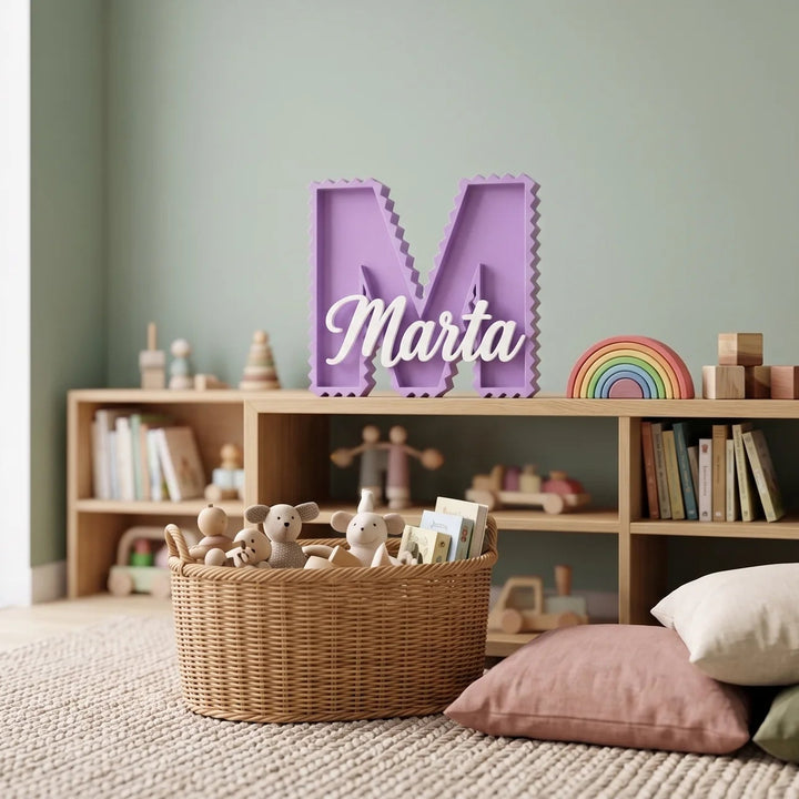 Letra M en zig zag lila con el nombre Marta en una sala de juegos con cestas y libros