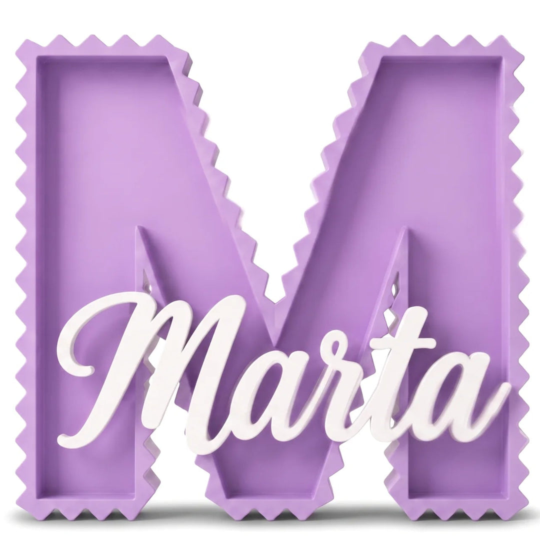 Letra M decorativa de contorno dentado en lila con el nombre Marta en caligrafía blanca