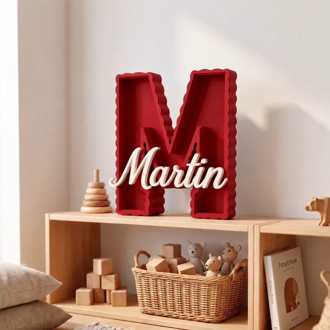Letra M decorativa de ondas suaves en rojo con el nombre Martin en caligrafía