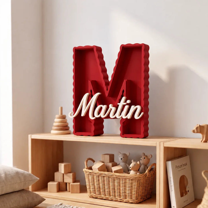 Letra M decorativa de ondas suaves en rojo con el nombre Martin en caligrafía