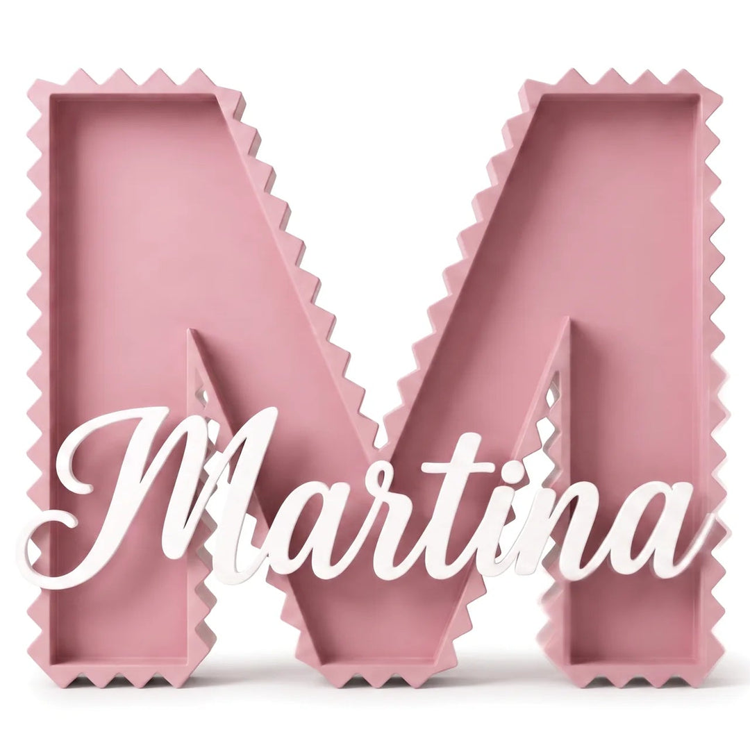 Letra M personalizada 3D de borde en zig zag en rosa empolvado con el nombre Martina en caligrafía