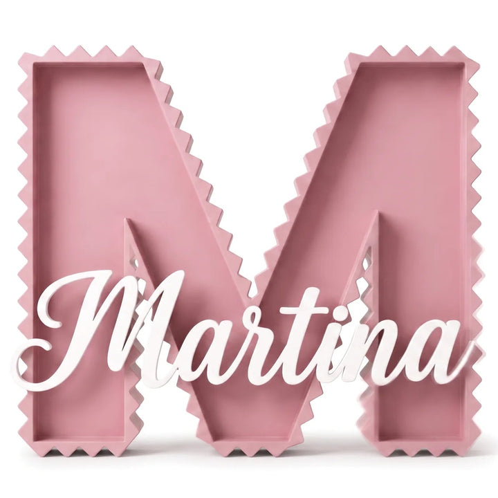 Letra M personalizada 3D de borde en zig zag en rosa empolvado con el nombre Martina en caligrafía