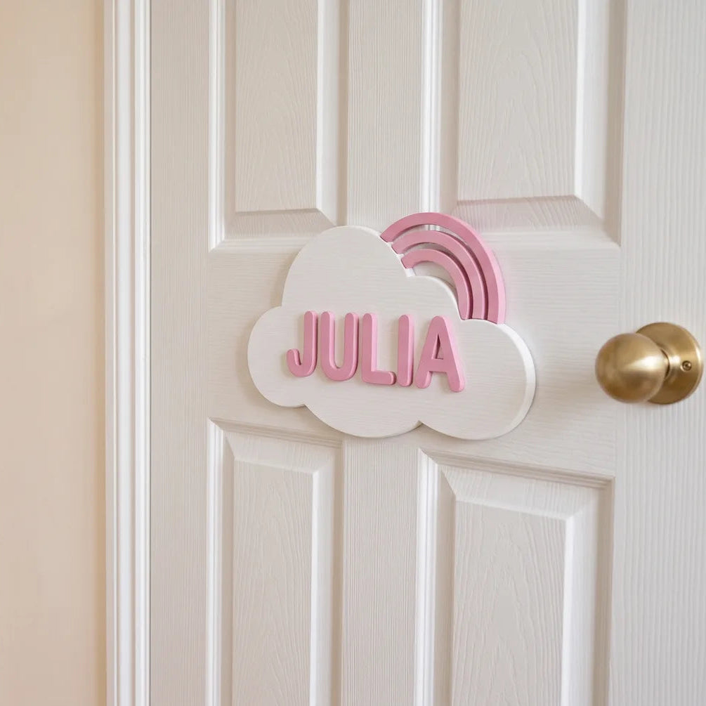 Placa con nombre para la puerta del bebé con nube y arcoíris rosa y el nombre Julia