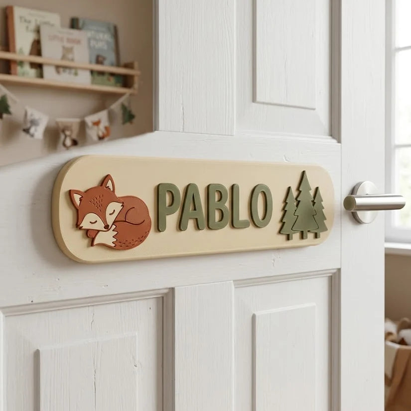 Placa Bosque con zorro y el nombre Pablo en la puerta blanca de una habitación infantil