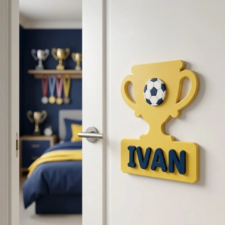 Placa con nombre para puerta infantil Copa de campeón con el nombre Ivan pegada en la puerta de la habitación
