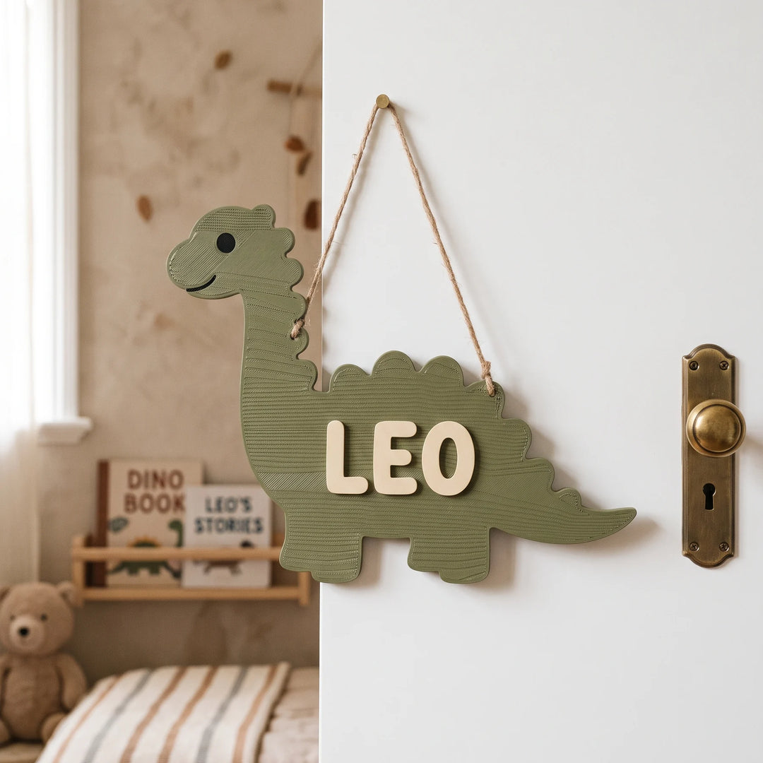 Placa con forma de dinosaurio y el nombre Leo colgada en la puerta de una habitación infantil