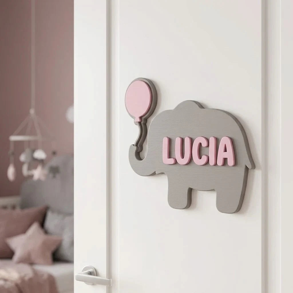 Placa con nombre para puerta infantil Elefante con globo con el nombre Lucia pegada en la puerta de la habitación