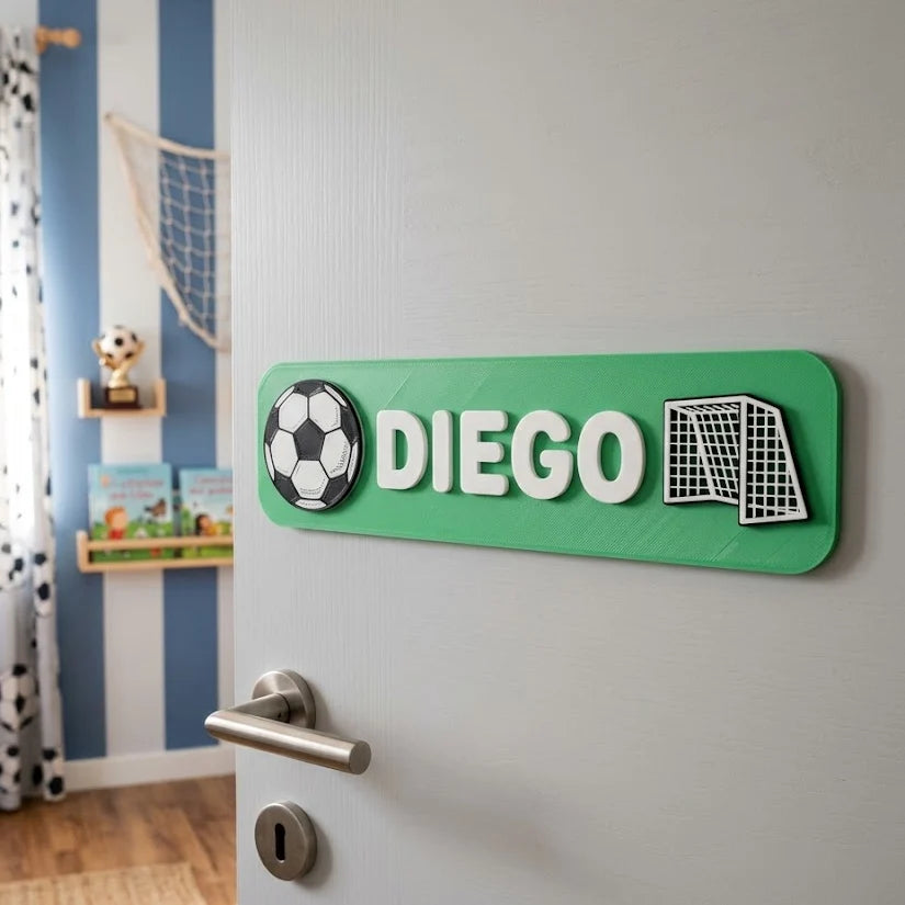 Placa de fútbol con el nombre Diego en la puerta de una habitación infantil deportiva