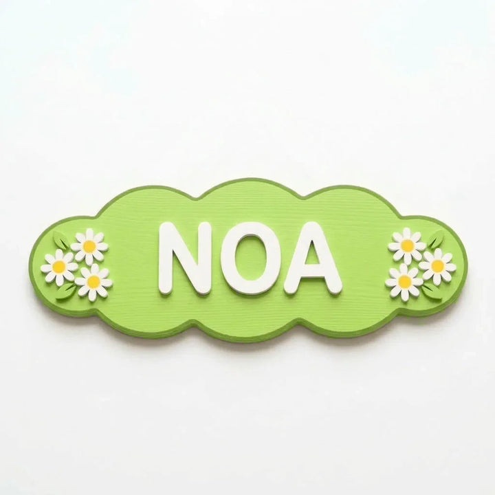 Placa de puerta infantil Margaritas con el nombre Noa, fijada con adhesivo por detrás