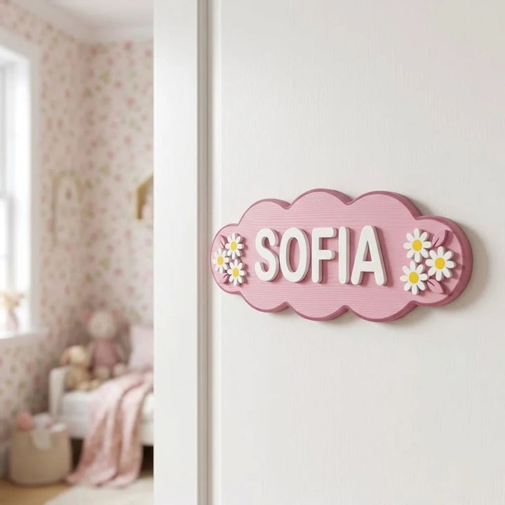Placa con nombre para puerta infantil Margaritas con el nombre Sofia pegada en la puerta de la habitación