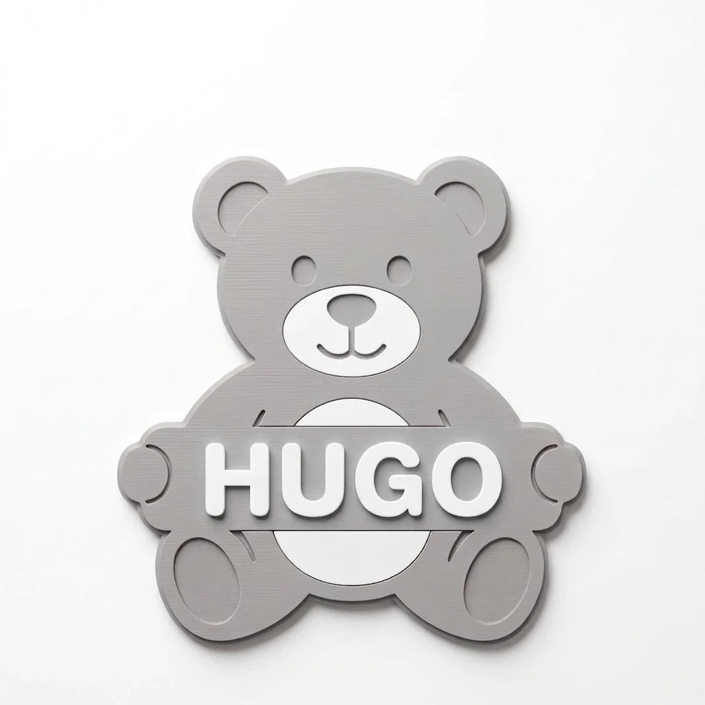 Placa de puerta infantil Osito con el nombre Hugo, fijada con adhesivo por detrás