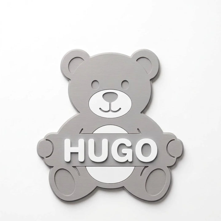 Placa de puerta infantil Osito con el nombre Hugo, fijada con adhesivo por detrás