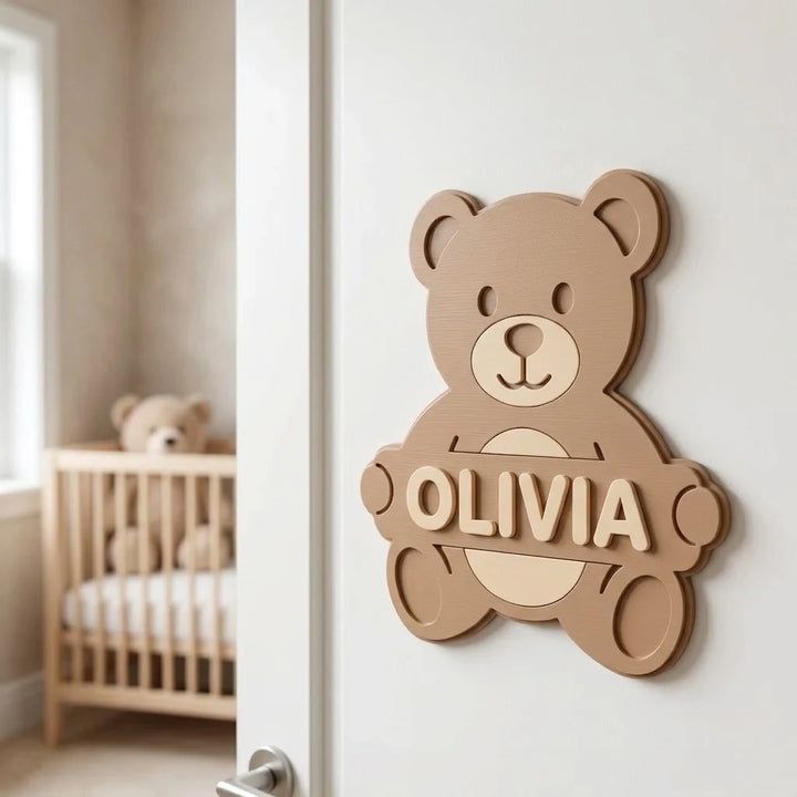 Placa con nombre para puerta infantil Osito con el nombre Olivia pegada en la puerta de la habitación