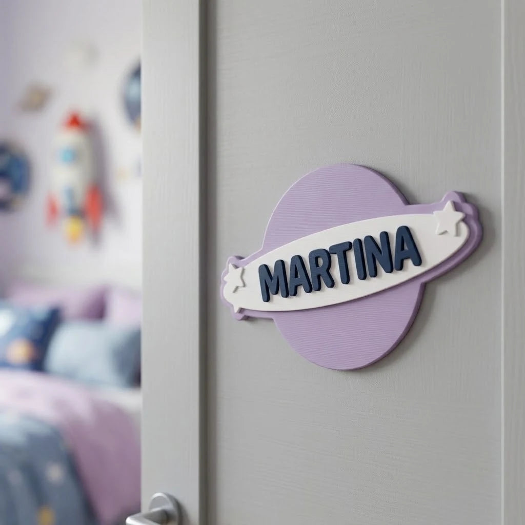Placa con nombre para puerta infantil Planeta con anillo con el nombre Martina pegada en la puerta de la habitación