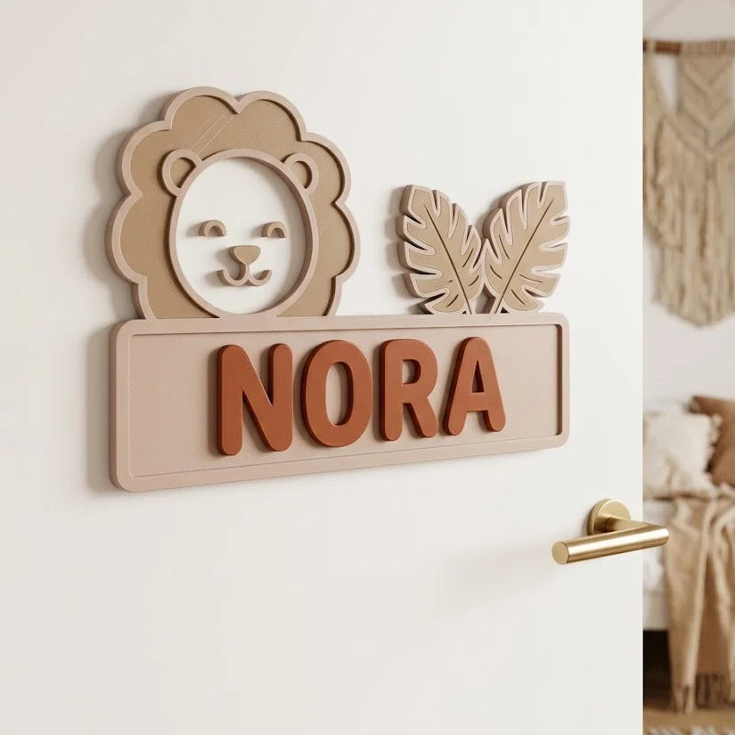Placa Safari con león y el nombre Nora en la puerta de una habitación de estilo boho